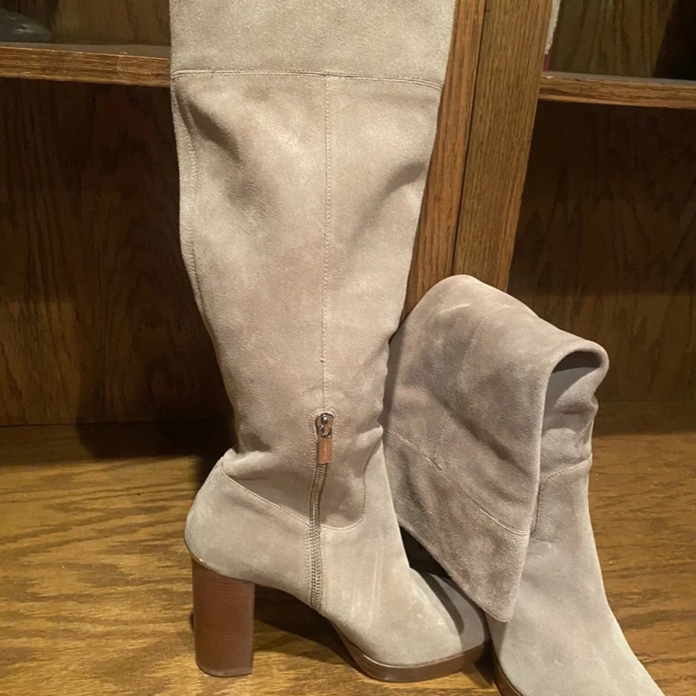 Michael Kors Elegant Beige Knee-High Women's Boots - Picture 2 of 16